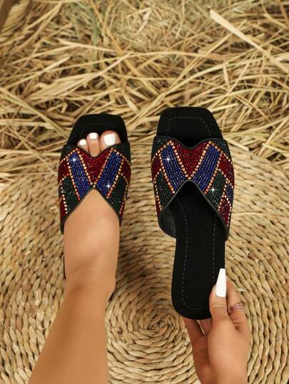 صندل نسائي مسطح بتصميم مكعبات الألوان، مزين بأحجار الراين، شباشب من جلد الغزال الأسود لملابس الصيف الكاجوال