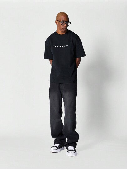 SUMWON بنطال جينز فضفاض مع طباعة جرافيك أمامية وخلفية