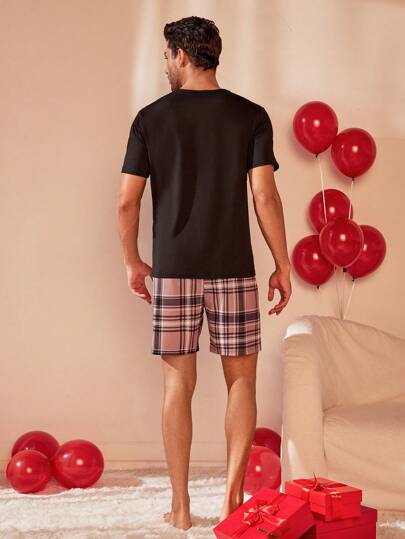 CoupledUp مجموعة ملابس منزلية رجالية تتضمن تي شيرت بأكمام قصيرة وسروال قصير مربعات بطبعة شعار