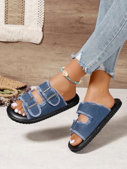 صندل نسائي مسطح بجزء علوي من الدنيم، حزام بإبزيم، نعل ناعم، مفتوح من الأصابع، قابل للانزلاق ومريح