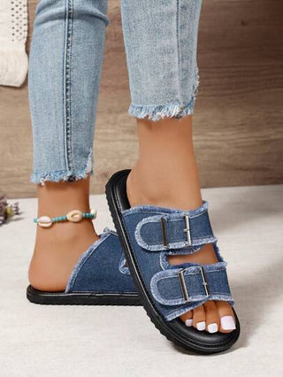 صندل نسائي مسطح بجزء علوي من الدنيم، حزام بإبزيم، نعل ناعم، مفتوح من الأصابع، قابل للانزلاق ومريح