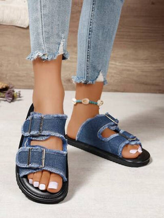 صندل نسائي مسطح بجزء علوي من الدنيم، حزام بإبزيم، نعل ناعم، مفتوح من الأصابع، قابل للانزلاق ومريح