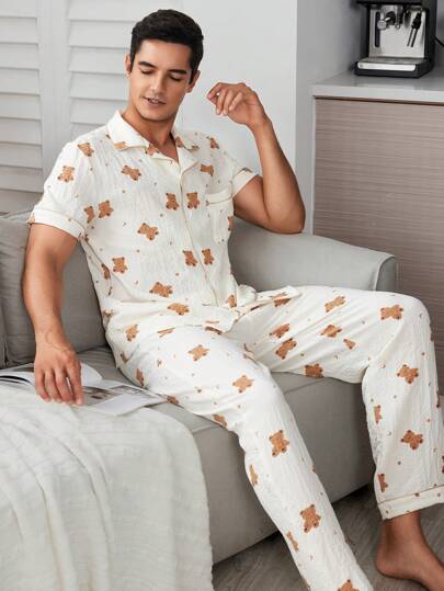 CoupledUp لباس منزلي رجالي مكون من قميص قصير الأكمام بطية ياقة وسفلية طبعة دب وسروال طويل متناسقان مع تفاصيل متباينة