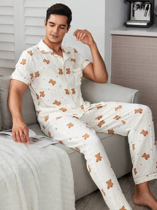 CoupledUp لباس منزلي رجالي مكون من قميص قصير الأكمام بطية ياقة وسفلية طبعة دب وسروال طويل متناسقان مع تفاصيل متباينة
