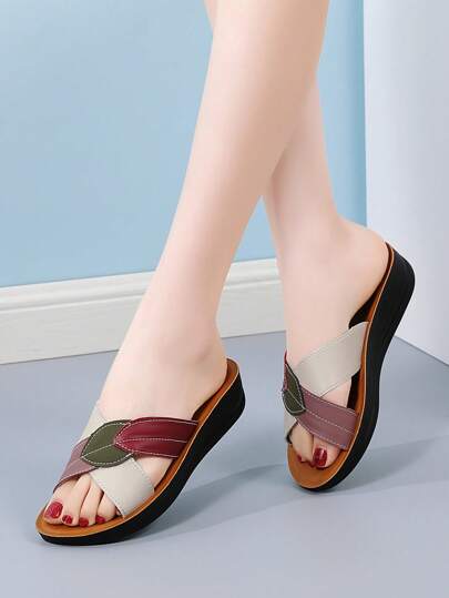 صنادل نسائية مسطحة للصيف، تصميم غير قابل للانزلاق على الشاطئ بأوراق ملونة وعصرية، واسعة للوالدات في العطلات