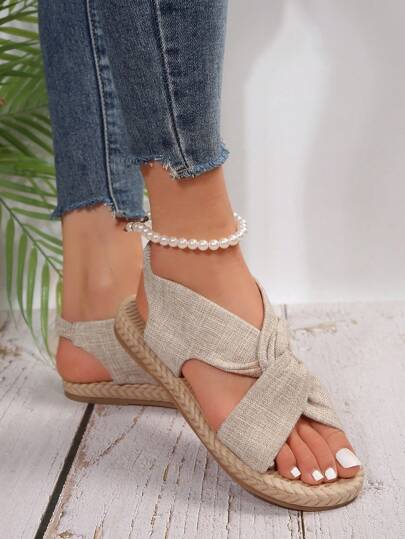 صنادل خارجية عادية للنساء ذات شريط قماشي متشابك