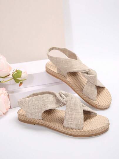 صنادل خارجية عادية للنساء ذات شريط قماشي متشابك
