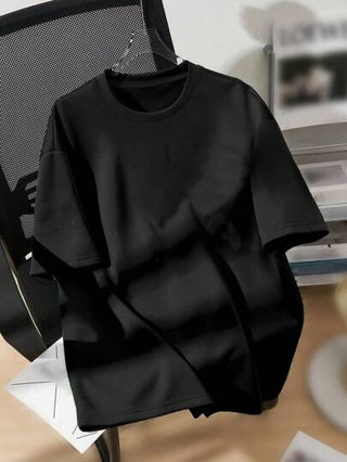 SHEIN تيشيرت أنيق للأولاد مع نقش نحتي ونص مطبوع عليه بأكمام قصيرة مناسبة للصيف