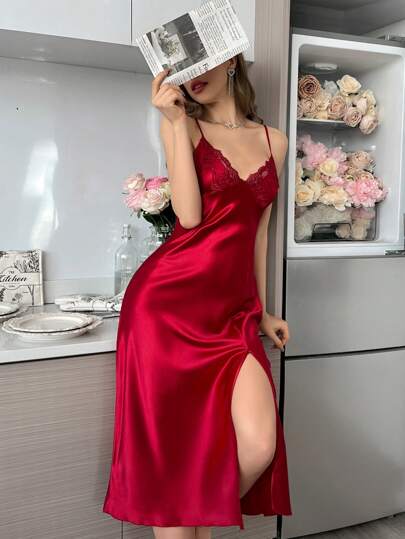 SilkySpell فستان نوم طويل بحمالات وبطول الكتف مع تزيين بالتطريز وشق في الهيم