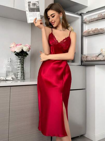 SilkySpell فستان نوم طويل بحمالات وبطول الكتف مع تزيين بالتطريز وشق في الهيم