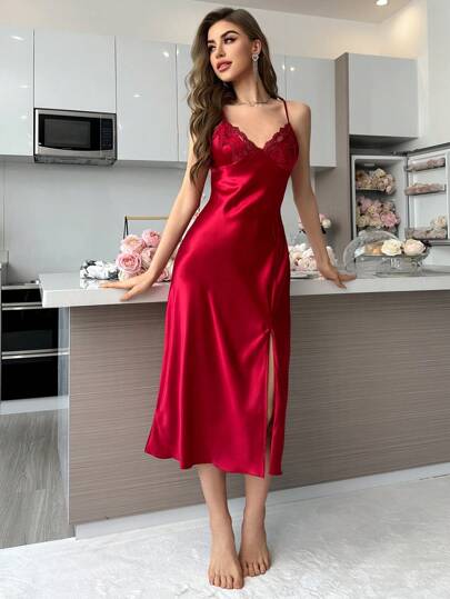 SilkySpell فستان نوم طويل بحمالات وبطول الكتف مع تزيين بالتطريز وشق في الهيم