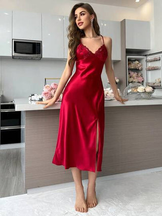 SilkySpell فستان نوم طويل بحمالات وبطول الكتف مع تزيين بالتطريز وشق في الهيم