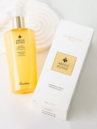 Guerlain لوشن بتقوية من الخلية الملكية من أبيل رويال 300مل. هذه الصيغة المؤثرة المحفزة للحواس مكونة من 98% من المكونات ذات المنشأ الطبيعي. تم تصنيعها للجميع أنواع البشرة، حتى الحساسة منها، إنها تعيد ضبط البشرة بحيث تستعيد حالتها المثلى