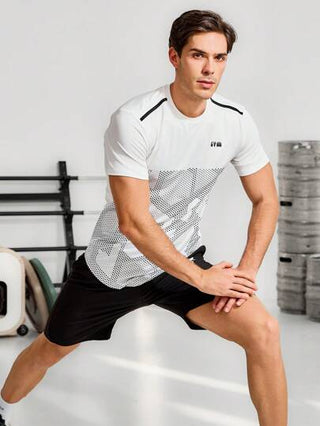 Manfinity Sport Corelite تي شيرت رياضي كم قصير للرجال بنمط صديق ذو بقع منقطة واطبعات حرفية ، جرافيكس ، للجري ، للملابس النشيطة ، سادة