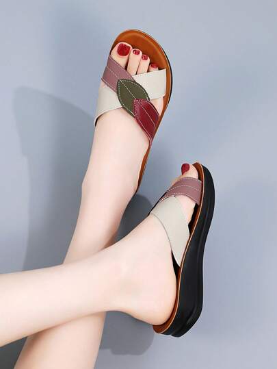 صنادل نسائية مسطحة للصيف، تصميم غير قابل للانزلاق على الشاطئ بأوراق ملونة وعصرية، واسعة للوالدات في العطلات