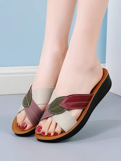 صنادل نسائية مسطحة للصيف، تصميم غير قابل للانزلاق على الشاطئ بأوراق ملونة وعصرية، واسعة للوالدات في العطلات