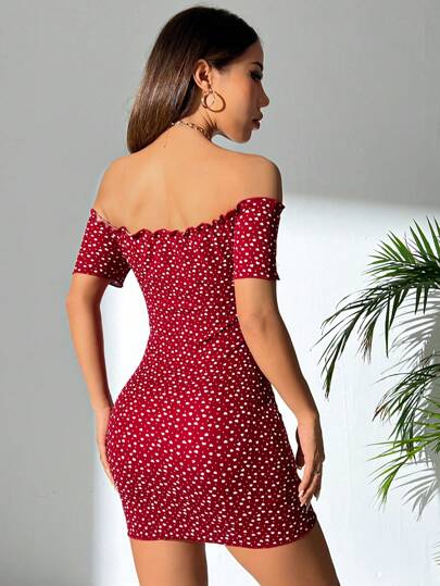 PETITE فستان نسائي ضيق بطباعة القلوب والكتفين المكشوفين