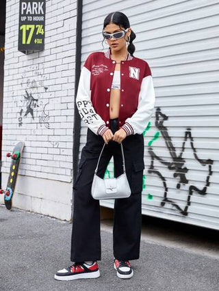 Street Sport سترة رياضية بنمط الأحرف الملونة وحواف مخططة