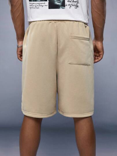 Manfinity RebelGame شورت رجالي باسم مطبوع و خصر يشد برباط لارتداء عارض