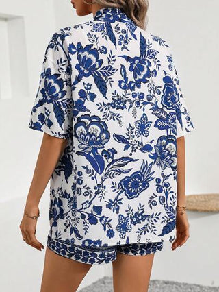 SHEIN LUNE قطعتين بتصميم موجود عليه طبعة الزهور الزرقاء والبيضاء مع قميص بأكمام طويلة بأسلوب الكيمونو وشورتات، ملابس بحرية للإجازة الصيفية