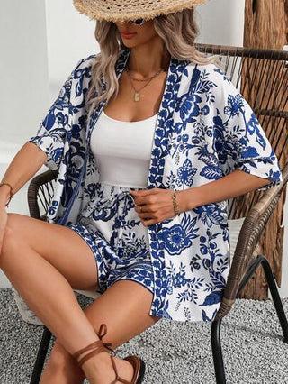 SHEIN LUNE قطعتين بتصميم موجود عليه طبعة الزهور الزرقاء والبيضاء مع قميص بأكمام طويلة بأسلوب الكيمونو وشورتات، ملابس بحرية للإجازة الصيفية