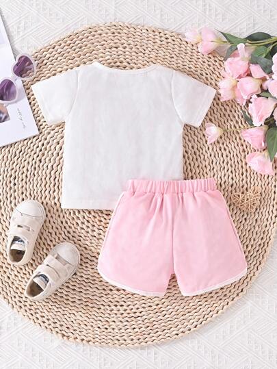 طقم تي شيرت وشورت بأكمام قصيرة وطبعة قلب للفتيات الصغيرات