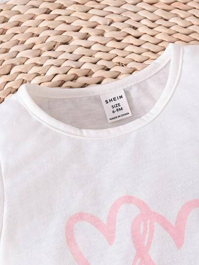 طقم تي شيرت وشورت بأكمام قصيرة وطبعة قلب للفتيات الصغيرات