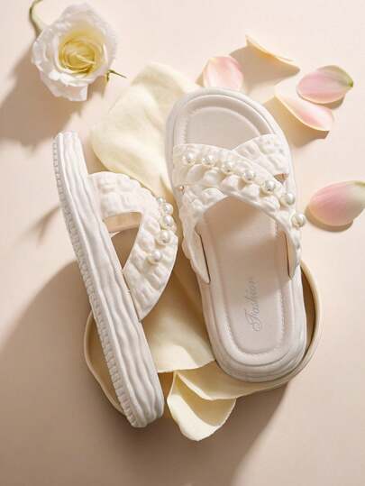 صندل شبشب فضفاض للنساء، مريح وناعم، مقاوم للانزلاق، مضاد للبكتيريا ومزود بأحزمة متقاطعة وزخرفة من الؤلوؤ الأبيض المزيف، بتصميم بسيط وعصري، مناسب للربيع والصيف والأماكن الداخلية والخارجية والعطلات والاستخدام المنزلي، بلاستيك لمناسبة عيد الحب