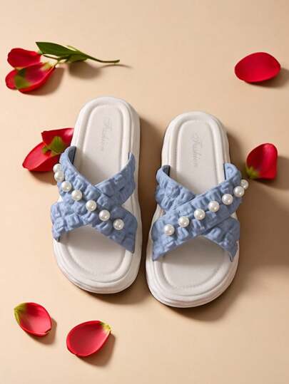 نعال بيضاء مسطحة نسائية عصرية بفتحة من الأمام وعريضة عند الكاحل و لها تصميم جديد وبسيط ومريح مع القدرة على تثبيت القدم ومنع الانزلاق وهي مضادة للبكتيريا ورائحة القدم الكريهة ومثالية للربيع والصيف في الداخل والخارج و في الشاطئ