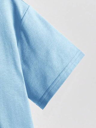 SHEIN قميص صيفي مريح للأولاد متوسطي السن قصير الأكمام محبوك بياقة طاقم و طبعة شعار وتصميم الكتف المنخفض