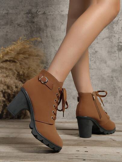 بوت نسائية أنيقة مزينة بالراين ستون، مع ربطة أمامية ، سحاب جانبي وكعب سميك