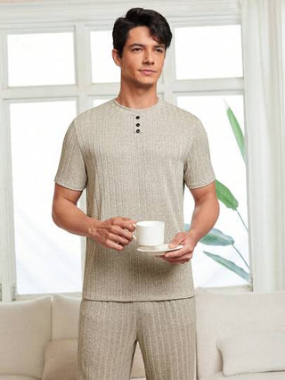 مجموعة ملابس بيت لرجال مكونة من قميص بأكمام قصيرة مزين بلوحة وسروال طويل بسيط