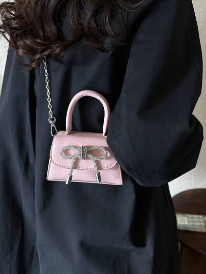 حقيبة يد صلبة للأطفال من ال بي يو بها تفاصيل عقدة،بسيطة وأنيقة، يمكن استخدامها كحقيبة يد أو عبر الجسم