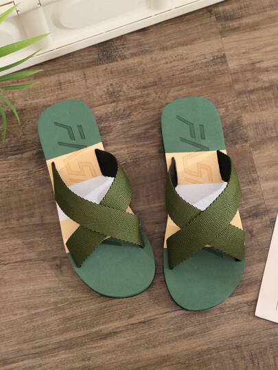 شبشب رجالي بحزام متقاطع ، جزء علوي من القماش الخضراء ، صندل مسطح للحجرات الخارجية في الشاطئ للصيف ، عاديرمضان