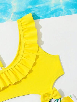 SHEIN مايوه قطعة واحدة لفتاة صغيرة بطباعة فاكهة ونباتات، تصميم مقسم ومفرغ، تفصيلة التموج بلون متباين