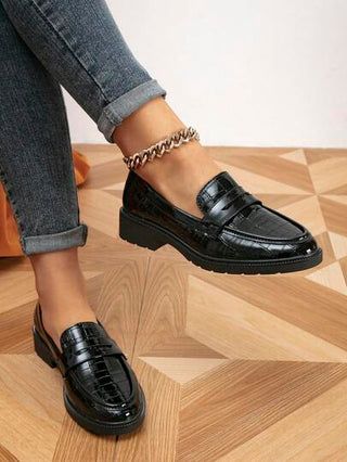 حذاء نسائي مسطح بأخمص دائرية ونعل سميك للارتداء العادي