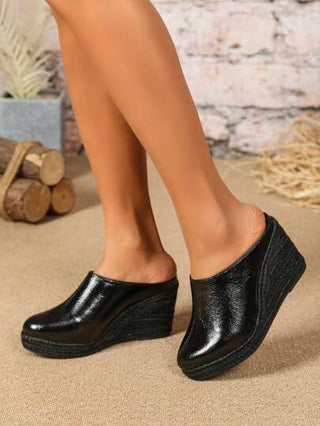 صندل نسائي بكعب عريض من جلد البولي يوريثان ومقدمة مغلقة مع كعب حبل