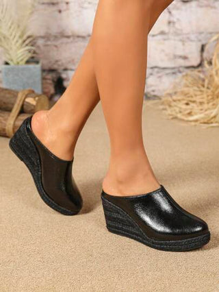 صندل نسائي بكعب عريض من جلد البولي يوريثان ومقدمة مغلقة مع كعب حبل