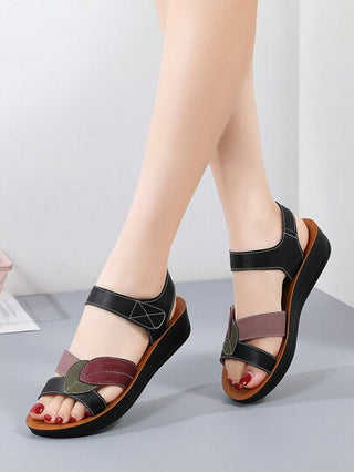 صنادل صيفية للنساء موديل 2025، جديد بتصميم أنيق وألوان مشبكة مناسب للأمهات في منتصف العمر، خفيفة الوزن ومريحة مع قاع ناعم ومطاطي، مناسبة للاستخدام على الشاطئ