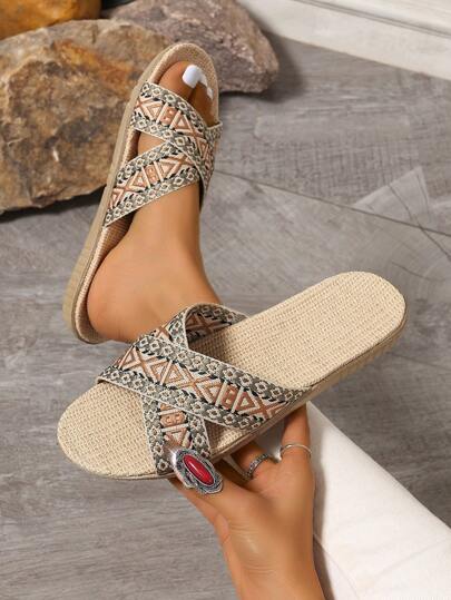 صنادل شبكية مع أحزمة حروف عبرية متشابكة لفصل الصيفرمضان