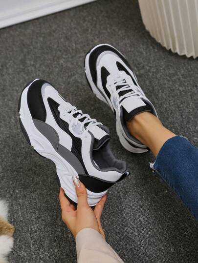 حذاء نسائي رياضي بتصميم دائري الأصابع مع نعل سميك ملون وتصميم شتر بالوان عصرية