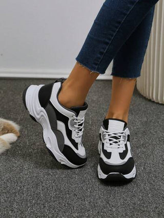 حذاء نسائي رياضي بتصميم دائري الأصابع مع نعل سميك ملون وتصميم شتر بالوان عصرية