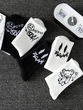 جوارب رياضية للرجال خمسة أزواج تُمتَص عرق القدمين معتدلة عالية الكعب أنيقة وعصرية بالحروف الأسود والأبيض الدب الكرتوني