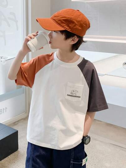 zosee تي شيرت صيفي للأولاد بأكمام قصيرة وجيب أمامي مع طبعة ديناصور وحرف بلون متداخل