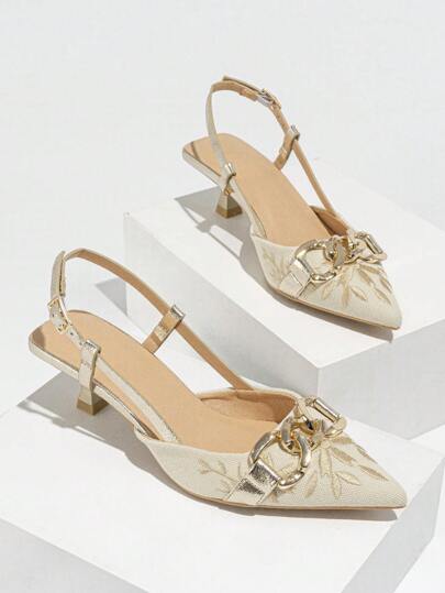 حذاء عالي الكعب نسائي بتفاصيل تطريز وذو طرف مدبب و شريط الكاحل على شكل قط مع الزينة بالسلسلة، حذاء أنيق مناسب للحياة اليومية والأنشطة الخارجية مثل الحفلات والتسوق خلال فصلي الربيع والصيف، باللون الذهبي