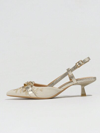 حذاء عالي الكعب نسائي بتفاصيل تطريز وذو طرف مدبب و شريط الكاحل على شكل قط مع الزينة بالسلسلة، حذاء أنيق مناسب للحياة اليومية والأنشطة الخارجية مثل الحفلات والتسوق خلال فصلي الربيع والصيف، باللون الذهبي