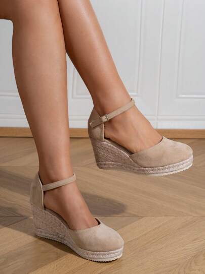 صنادل الكعب العالي المنسوجة من القش للنساء مع إصبع مغلق، نعل سميك، وصولات جديدة لربيع وصيف 2023