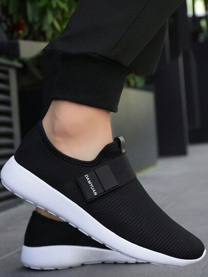 حذاء رياضي أسود خفيف الوزن ومريح وتصميم عصري للرجال، حذاء عملي أنيق للأعمال والنشاطات الخارجية، مضاد للانزلاق عند الركض