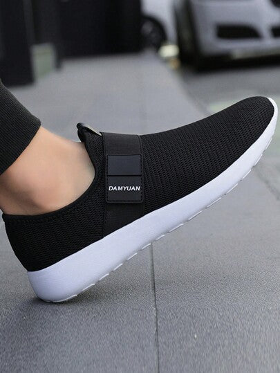 حذاء رياضي أسود خفيف الوزن ومريح وتصميم عصري للرجال، حذاء عملي أنيق للأعمال والنشاطات الخارجية، مضاد للانزلاق عند الركض