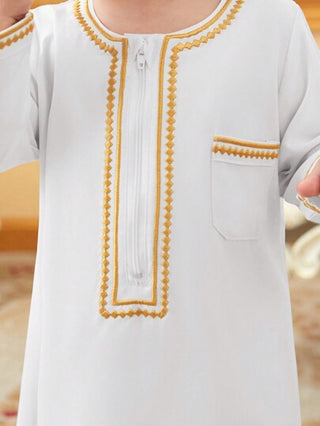 SHEIN رداء طويل تقليدي للأطفال الذكور مع تطريز على الحواف الذهبية وسحاب